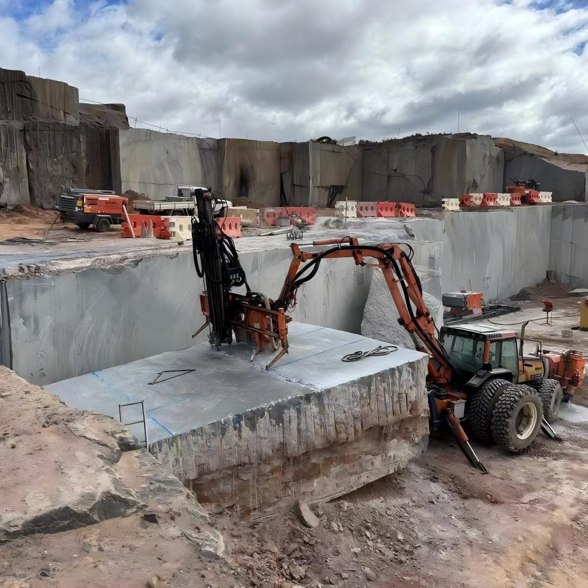KEENOVA 75kW quarry wire saw machine cutting a granite bench at a quarry