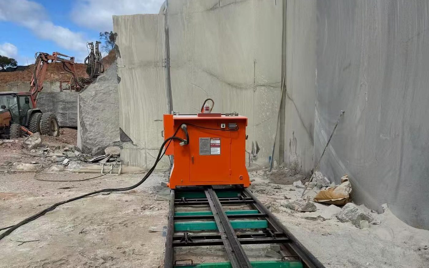 Granite Quarry Wire Saw Cutting: Why Machine Reliability and Rail Positioning Matter