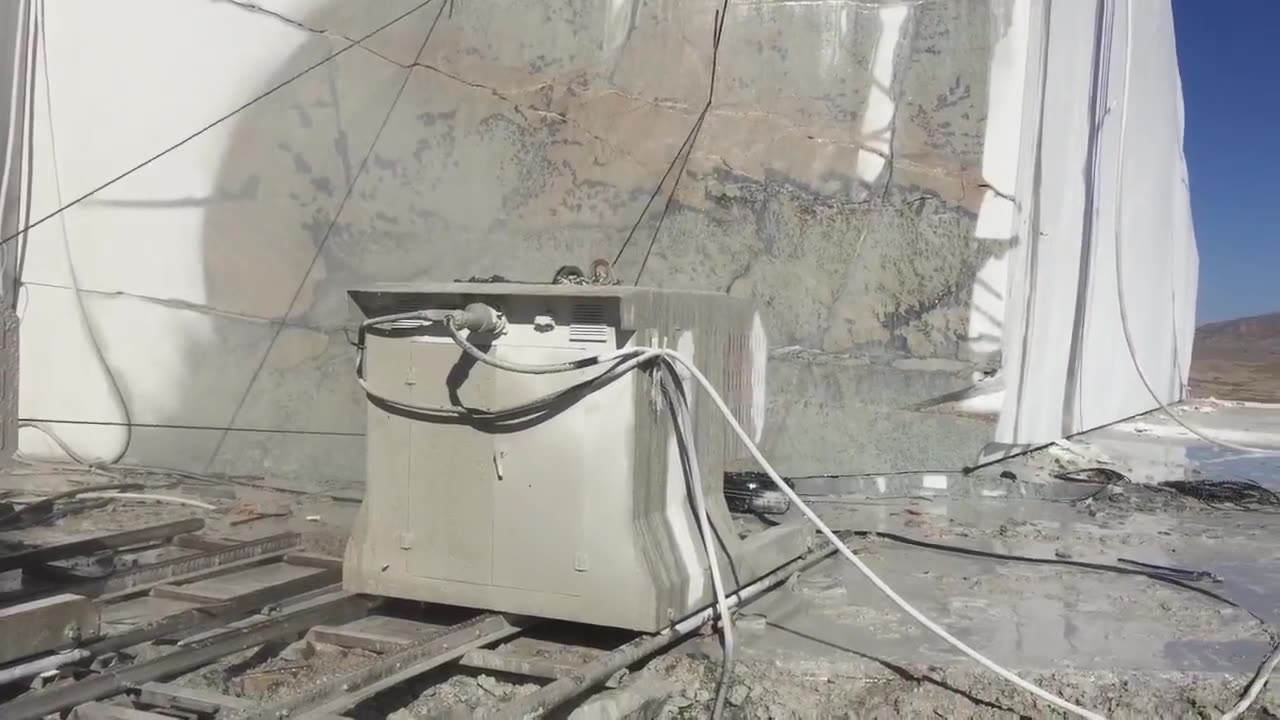 Diamond Wire Sawing White Marble — Vertical Cut